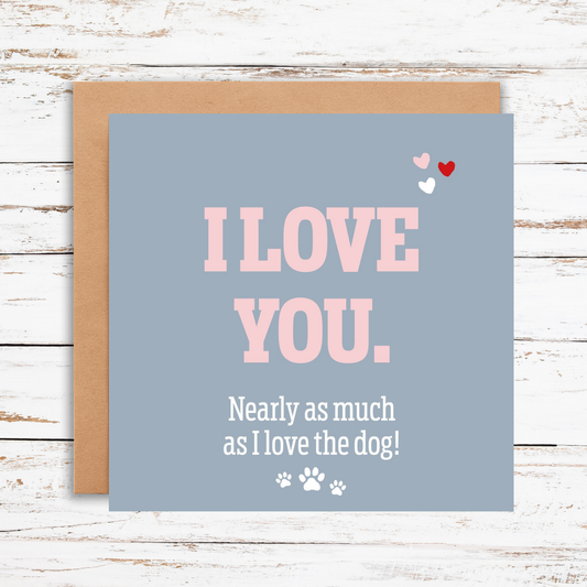 Card with 'I love you' text on a wooden surface